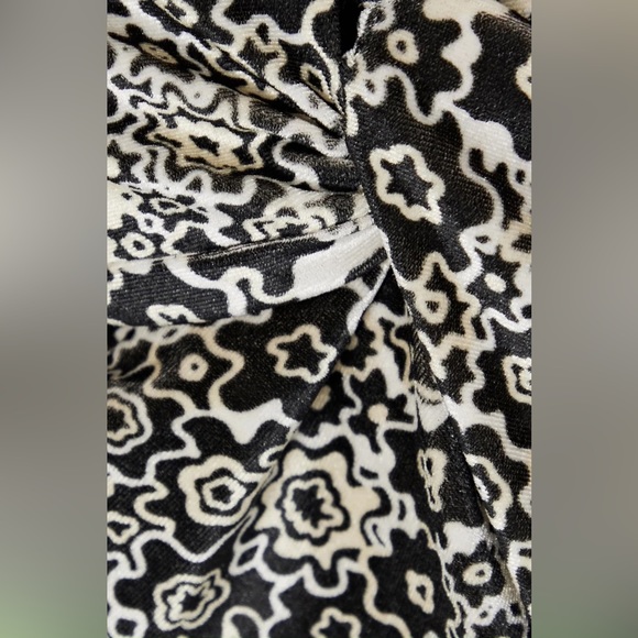 ROSETTA GETTY BNWT SZ M
Asymmetric twist-front printed stretch-velvet dress - Picture 4 of 6